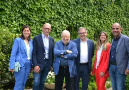 Il regista premiato con il sindaco e i componenti della giunta comunale